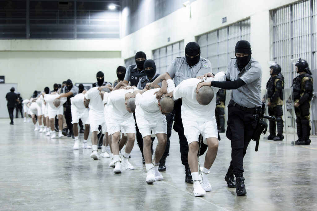 Salvadoran prison guards transfer deportees from the U.S.