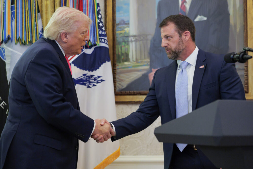 U.S. President Donald Trump shaking hands with Department of Homeland Security Secretary Markwayne Mullin in the White House in March 2026 in Washington, D.C. (Photo: Chip Somodevilla/Getty Images)